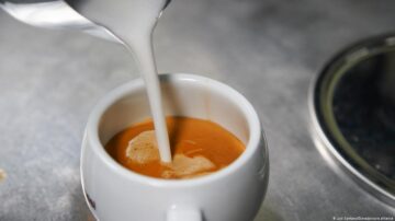 هل شرب القهوة بالحليب مفيد أم مضر؟ وما الطريقة الصحية لتناول المشروب؟