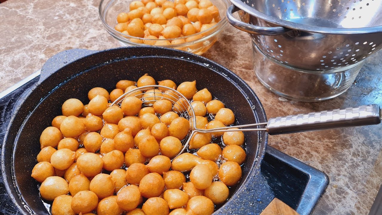 ولا أحلى وأشطرها حلواني.. حضري العوامات الحلوة في البيت بالدقيق والعسل وكلي أطعم حاجة حلوة 5 ولا أحلى وأشطرها حلواني.. حضري العوامات الحلوة في البيت بالدقيق والعسل وكلي أطعم حاجة حلوة