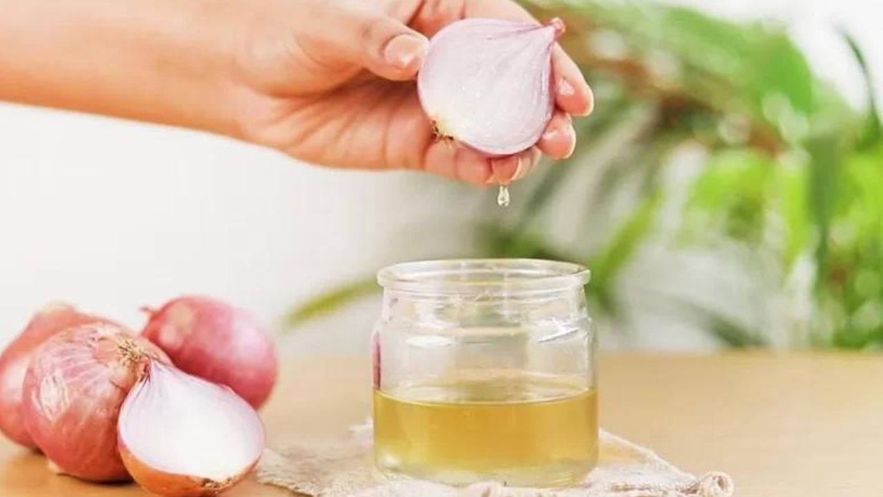 اختراع عبقري.. حطي زيت البصل على شعرك لتطويل الشعر بجد خليط مش هتبطليه لتغذية شعرك من الجذور