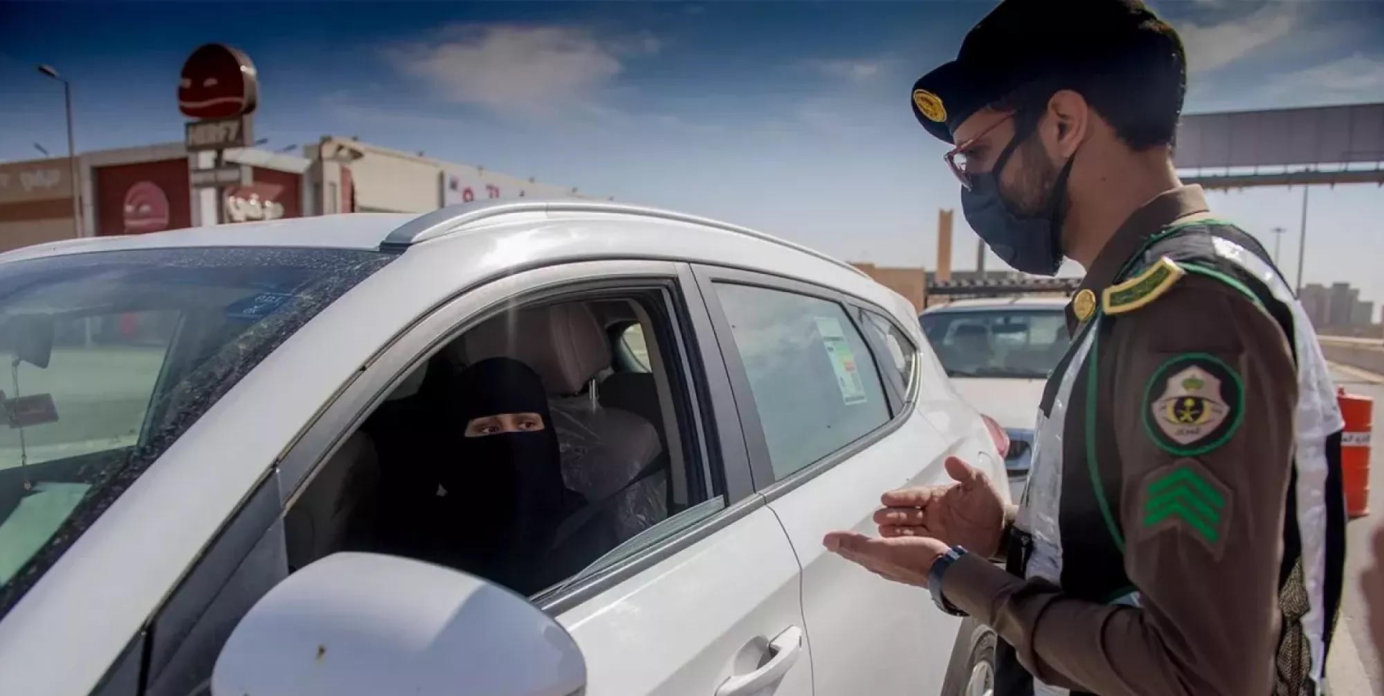 المرور يوضح: هل يُمكن نقل ملكية سيارة خصوصي عليها مخالفات؟