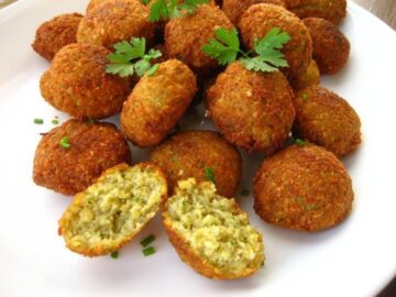 طريقة عمل الطعمية الهشة زي المحلات….. السر في التتبيلة