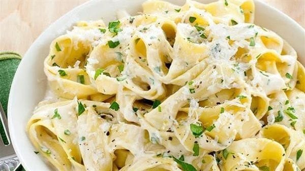 طريقة عمل مكرونة وايت صوص زي المطاعم وخليكي شيف في البيت 5 طريقة عمل مكرونة وايت صوص زي المطاعم وخليكي شيف في البيت
