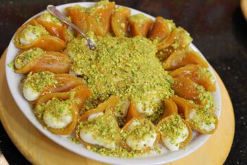 حكاية من حكايات رمضان.. القطايف بالكاسترد نكهة لا مثيل لها احلى من الجاهزة بأشهى شكل وأحلى طعم