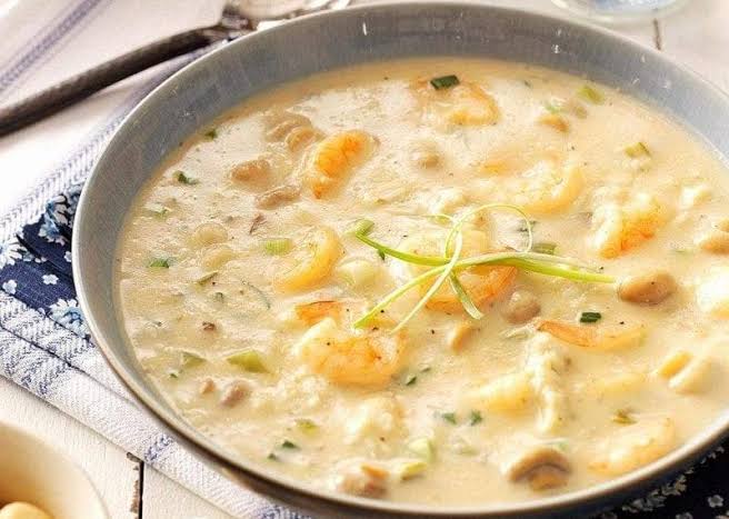 شوربة السي فود بالكريمة بأقل المكونات.. حل سريع وسهل لوجبة صحية ولذيذة.. أكلة الملوك في متناول الجميع!