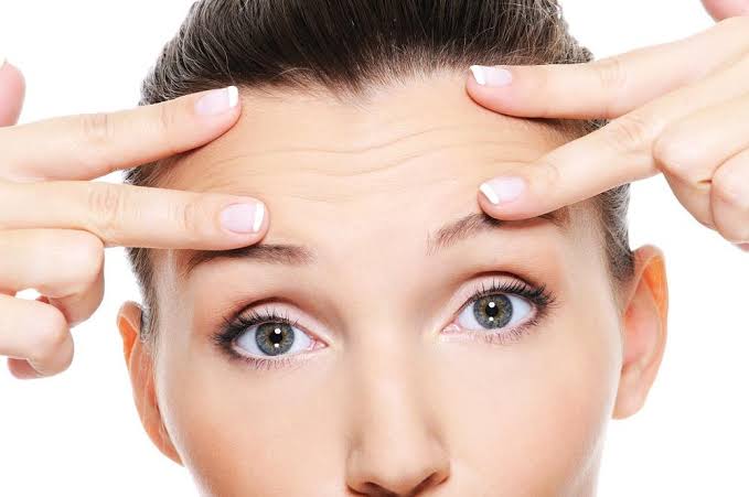 وداعاً للقلق من التجاعيد والخطوط! وصفة لها مفعول السحر للتخلص منها في أقل مدة!