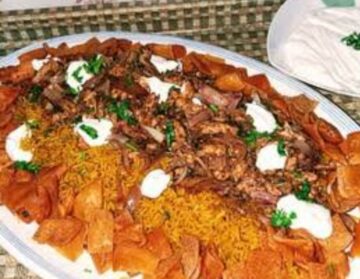 بحرفية أشهر المحلات أعملي فتة الدجاج السوري بالطريقة الأصلية