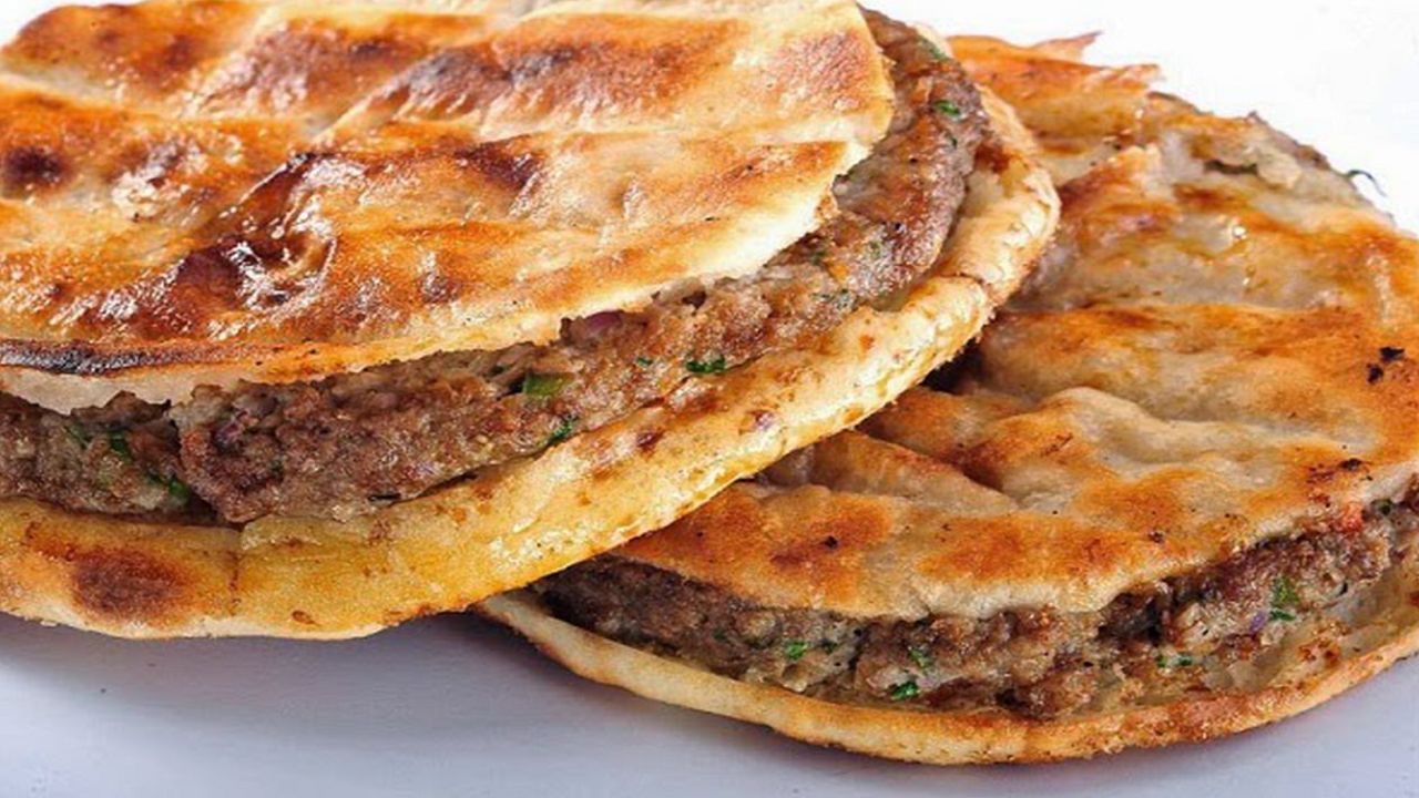 “هتهيصي العيال”.. هتعملي 16 رغيف عيش باللحمة المفرومة في الفرن البيتي بكل سهولة