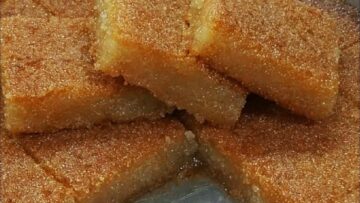 طريقة عمل البسبوسة السريعة في عشرة دقائق بقوام مرمل ودايب في الفم