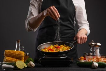 مش هترمي الأكل تاني…أفضل الطرق للتخلص من الملح الزائد الموجود بالطعام
