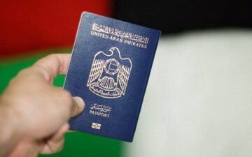 ما هي شروط عقد العمل في الإمارات وما هي حالات فصل العامل بدون إنذار مسبق؟