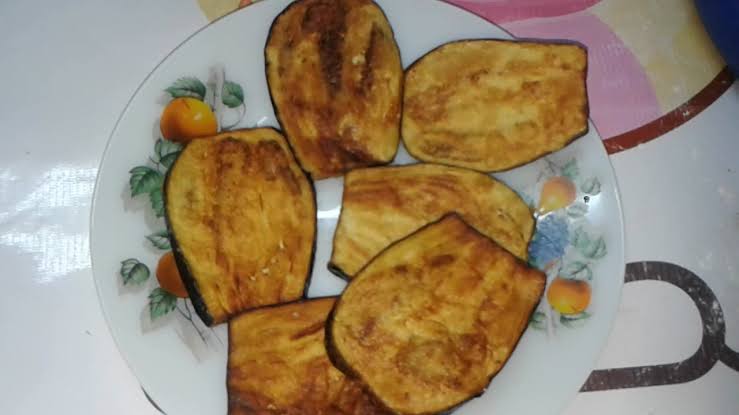 مش محتاجة زيت تاني.. طريقة قلي الباذنجان بدون ما يشرب الزيت.. صحية وموفرة
