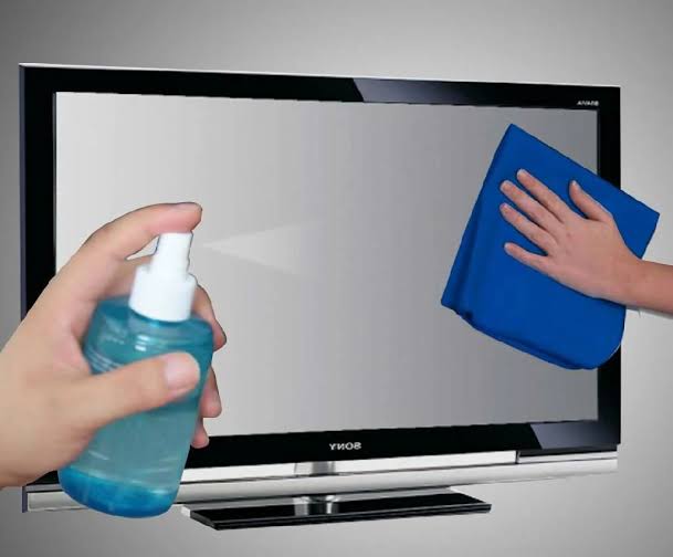 «جمدي قلبك».. طريقة تنظيف شاشة التليفزيون من الغبار بصورة آمنة وبمسحة واحدة من هذا المكون!