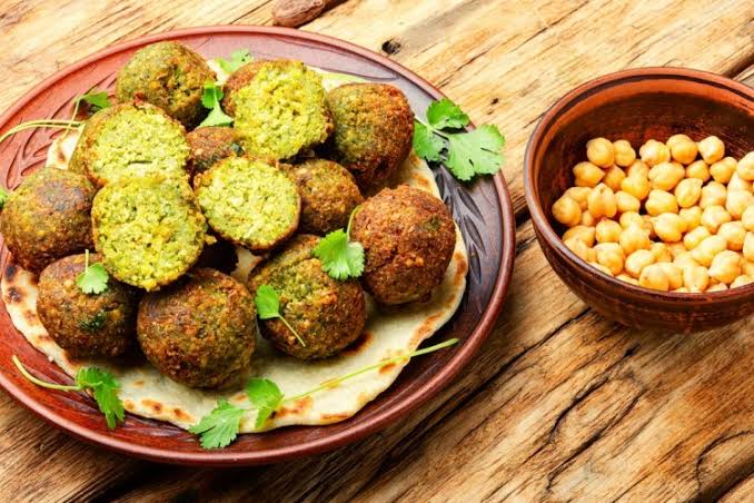 وفري وخليكي شاطرة.. طريقة عمل الطعمية “الفلافل” بالحمص بخطوات بسيطة ومكونات موجودة في مطبخك