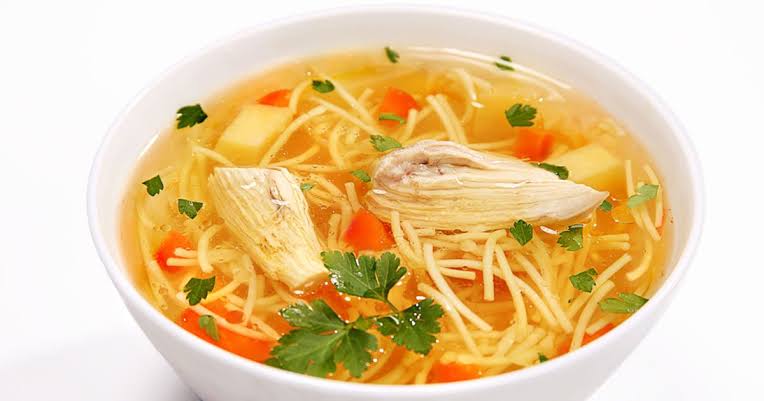 طريقه تحضير شوربه الشعريه بالدجاج مع مناسبه للأفطار في رمضان 5 طريقه تحضير شوربه الشعريه بالدجاج مع مناسبه للأفطار في رمضان