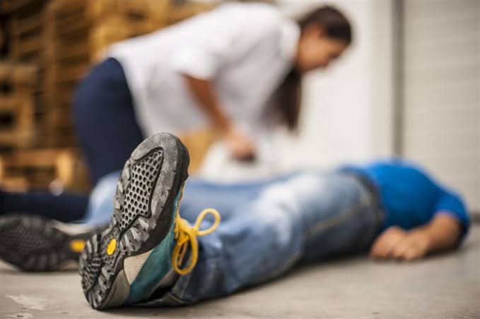 إذا ظهرت هذه العلامات أذهب للطبيب فورا.. 3 أسباب للإغماء المفاجئ وطرق علاجه 5 إذا ظهرت هذه العلامات أذهب للطبيب فورا.. 3 أسباب للإغماء المفاجئ وطرق علاجه