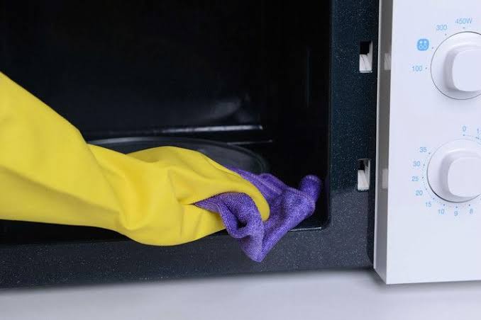 هيرجع تاني جديد.. أسهل طريقة لتنظيف الميكروويف بمكونات بسيطة هتتخلصي من الرائحة الكريهة نهائيًا 5 هيرجع تاني جديد.. أسهل طريقة لتنظيف الميكروويف بمكونات بسيطة هتتخلصي من الرائحة الكريهة نهائيًا