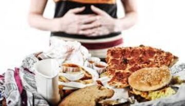 لو حامل متكلهوش كده.. أضرار تناول الاكل نص سوى