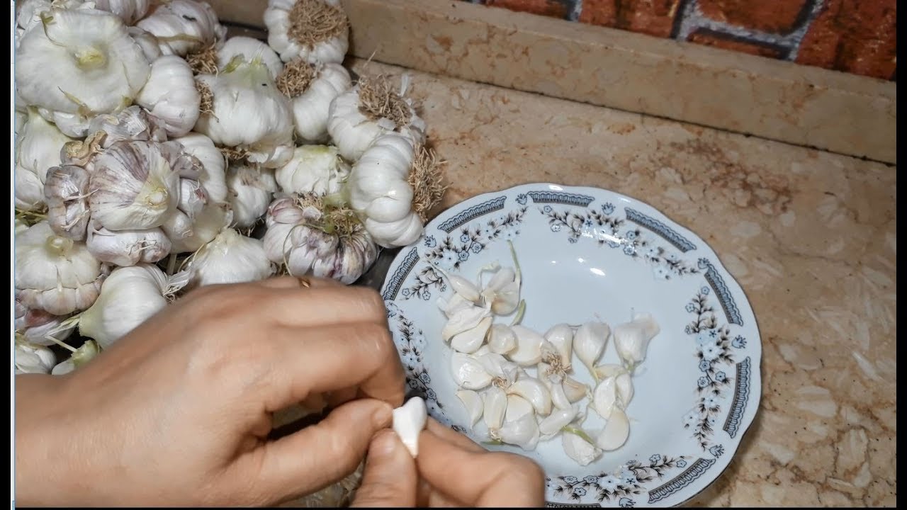 أفضل طرق لتقشير التوم في ثواني وهتقدري تخزني منه كميات