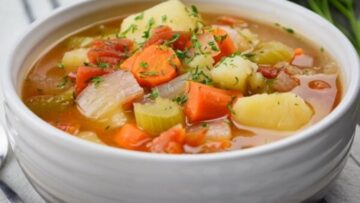 طريقة عمل شوربة الخضار المفيدة والمغذية لجميع أفراد الأسرة