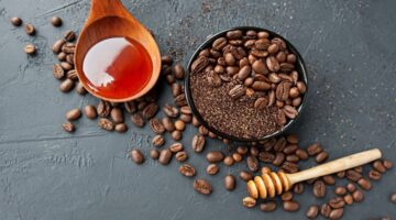 هتبيضي وتنوري من أول استخدام .. اعملي ماسك القهوة والعسل لتبييض وتفتيح البشرة