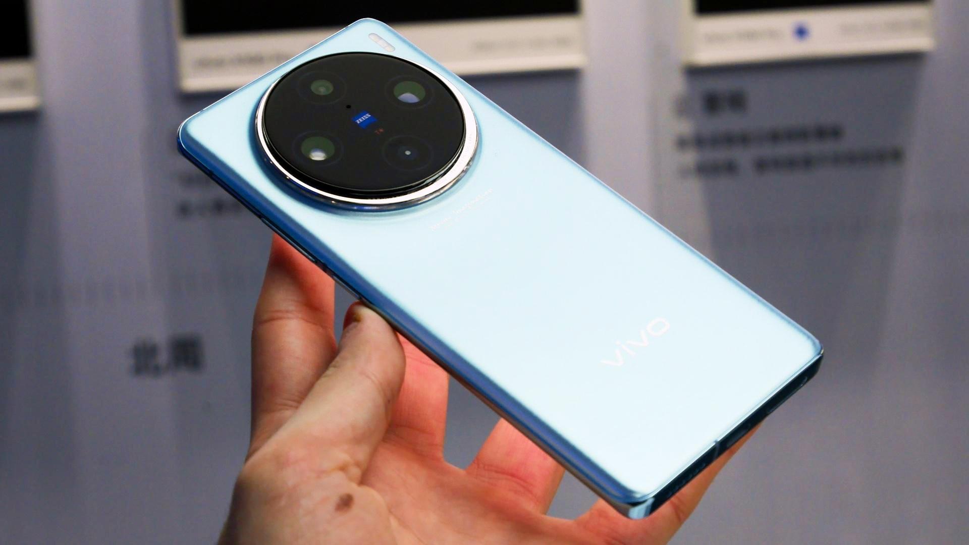 Vivo X100 Pro: هاتف ذكي بكاميرا 50 ميجابكسل وشاشة 3000 نيت 5 Vivo X100 Pro: هاتف ذكي بكاميرا 50 ميجابكسل وشاشة 3000 نيت