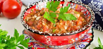 طريقة عمل السلطة التركية الحارة للمشاوي بمكونات بسيطة