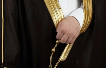 صحيفة سعودية تكشف عن 6 فئات ملزمة بلبس «البشت» في المقرات والمناسبات الرسمية