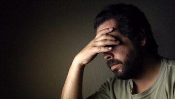 “5 خطوات لبناء القوة في أوقات الفقد” كيف أتخطى الألم النفسي لفراق شخص عزيز؟