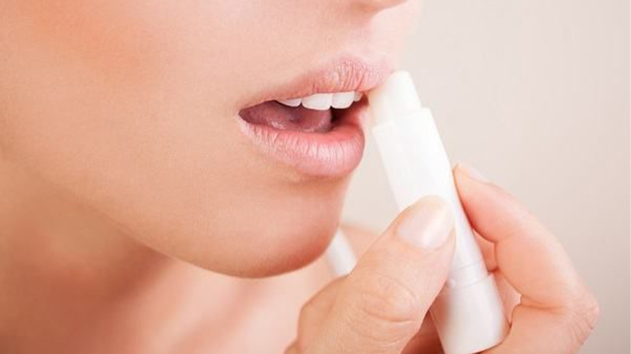 وصفة الزبادي والعسل استخدميها في 5 دقائق لتخلصك من جفافك شفايفك وترطيبها دائما 5 وصفة الزبادي والعسل استخدميها في 5 دقائق لتخلصك من جفافك شفايفك وترطيبها دائما