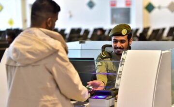 تنبيه هام من الجوازات السعودية للمقيمين والمرافقين والعمالة بشأن تمديد تأشيرة الخروج والعودة