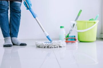 هتخلي بيتك يبرق.. خلطة فعالة لتنظيف وتلميع سيراميك ورخام المطبخ والحمام في دقائق