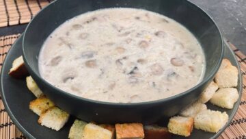 الشوربة الشهية والمغذية .. طريقة عمل شوربة الكريمة بالمشروم بخطوات سهلة وبسيطة