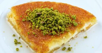 طريقة عمل الكنافة بالمهلبية الرمضانية اللذيذة مثل أفخم محلات الحلويات