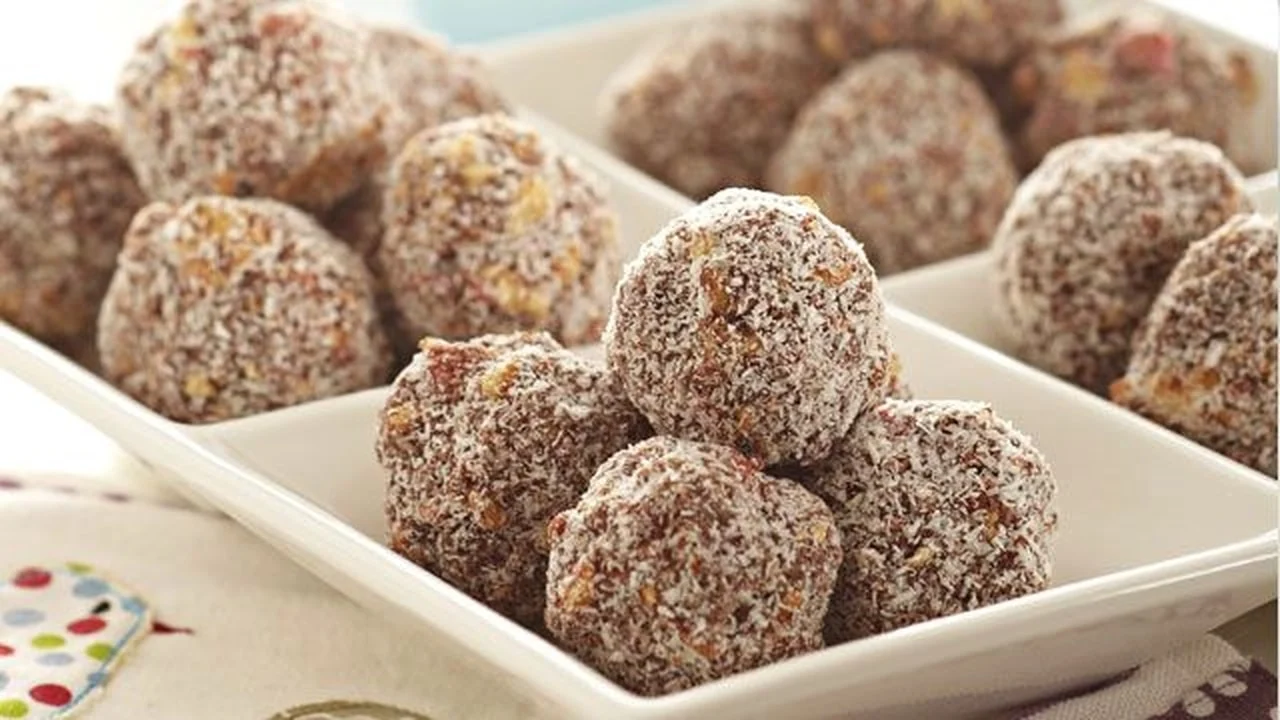 أهلا رمضان.. طريقة عمل حلى كرات التمر بالشيكولاتة لذيذة بدون فرن ومليئة بالطاقة