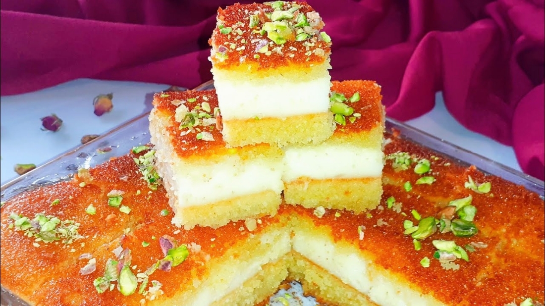 كيكة السميد بسبوسة الحلواني بزبادي والقشطة مرملة مش هتنشف منك تاني