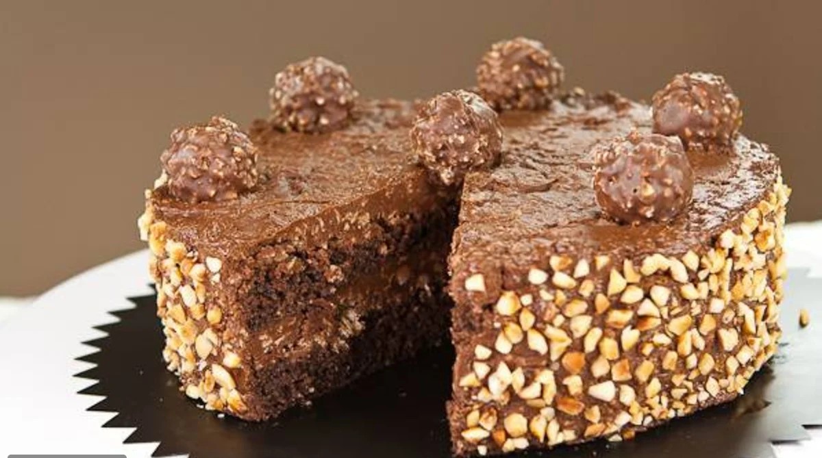 أستمتعي مع أسرتك بطعم السعادة بأجمل الحلويات.. كيكة فيريرو روشيه بالشوكولاتة والبندق والطعم رهييب 5 أستمتعي مع أسرتك بطعم السعادة بأجمل الحلويات.. كيكة فيريرو روشيه بالشوكولاتة والبندق والطعم رهييب