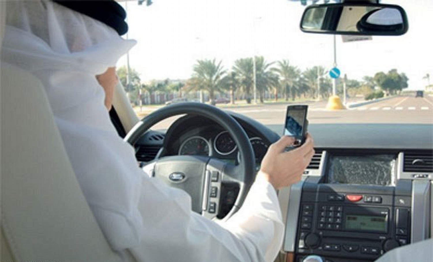 "المرور".. 5 أخطار تترتب على استخدام الهاتف المحمول أثناء قيادة السيارات 5 “المرور”.. 5 أخطار تترتب على استخدام الهاتف المحمول أثناء قيادة السيارات