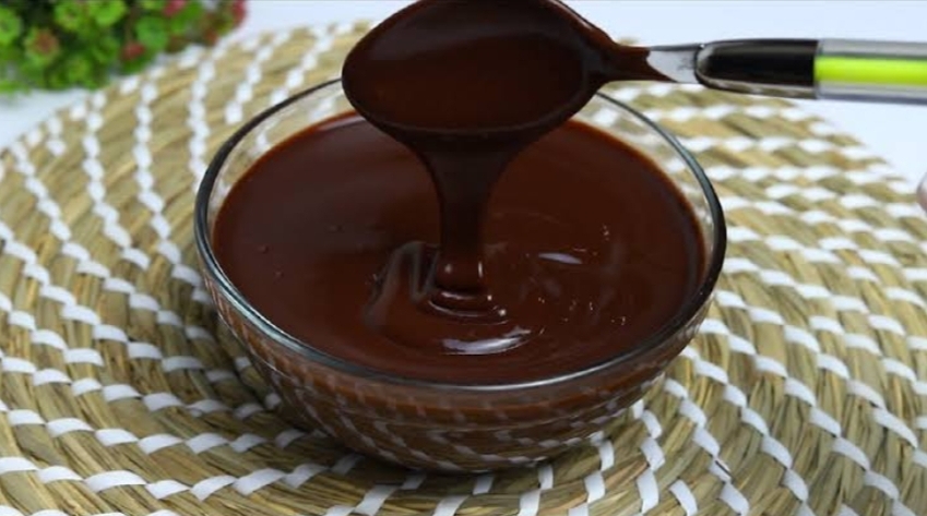 حضري صوص الشوكولاتة بخطوات سهلة وسريعة لجميع أنواع الحلويات
