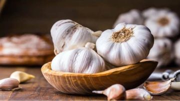 عشان ما يضحكش عليك.. تعرف على الفرق بين الثوم المصري والصيني