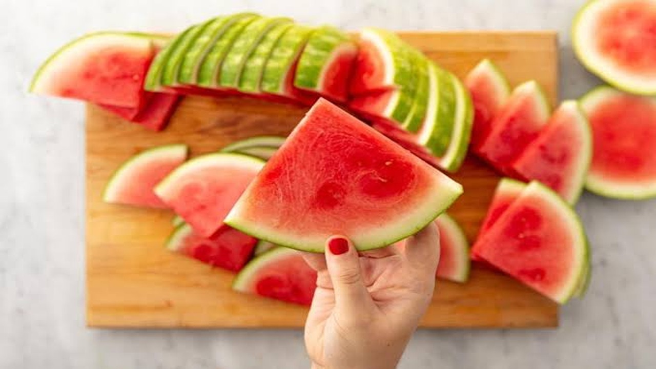 ولو برخص التراب.. علامات إذا وجدتها في البطيخ تخلص منه فوراً وهذه أبرز 4 نصائح لتخزينه 7 ولو برخص التراب.. علامات إذا وجدتها في البطيخ تخلص منه فوراً وهذه أبرز 4 نصائح لتخزينه