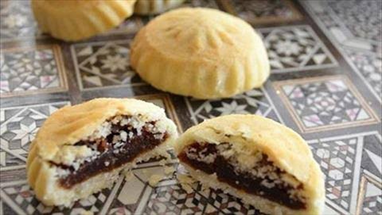 زي الجاهز وأحلى.. طريقة عمل كعك العجوة بمذاق لا يقاوم وقوام هش يذوب في الفم 5 زي الجاهز وأحلى.. طريقة عمل كعك العجوة بمذاق لا يقاوم وقوام هش يذوب في الفم