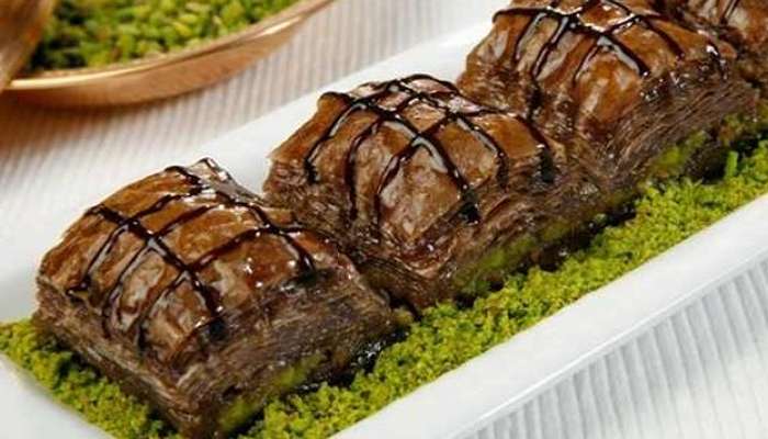 حضري البقلاوة بالشوكولاتة هشة وطعمها لذيذ