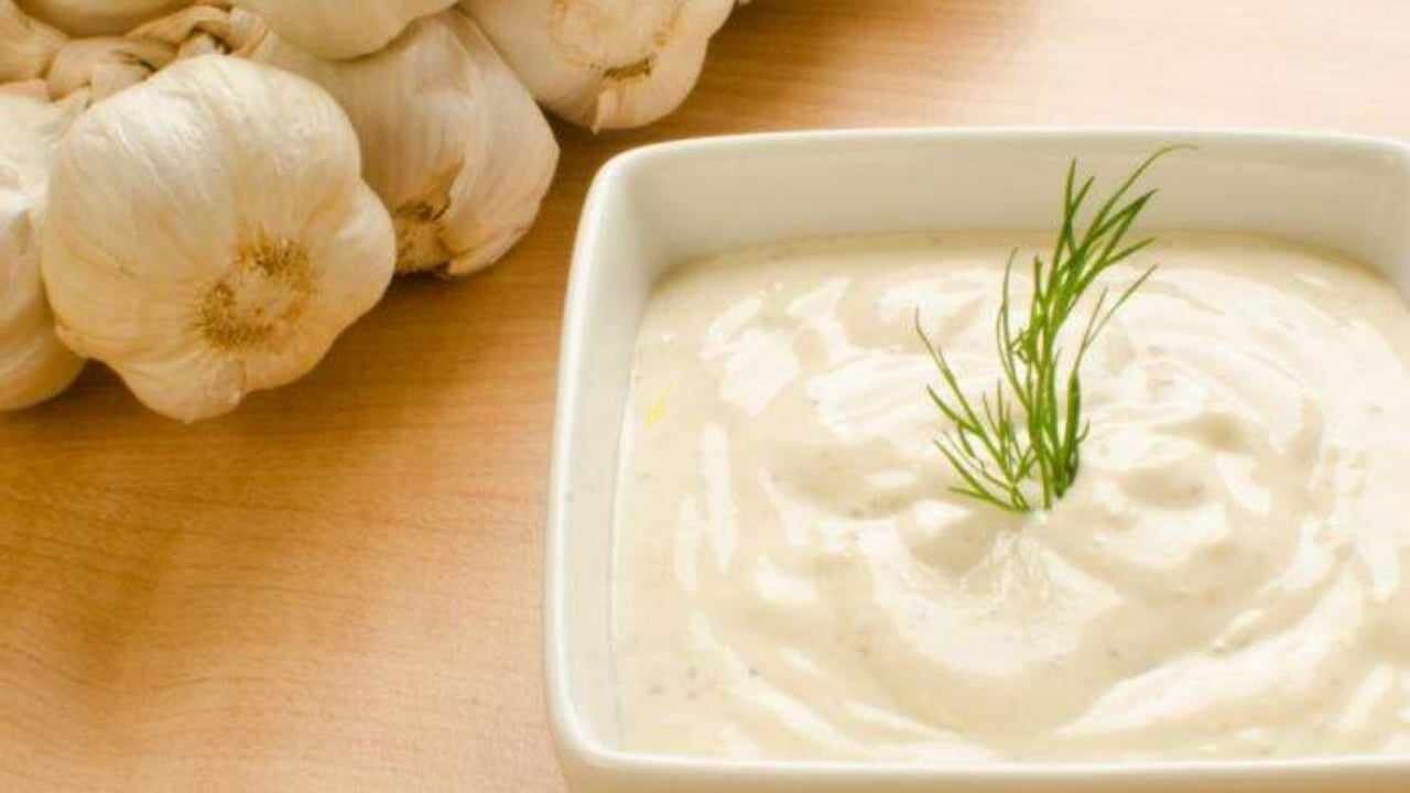 “أحلى طعم”.. طريقة عمل التومية زي المطاعم السوري في البيت بالنشا والزبادي