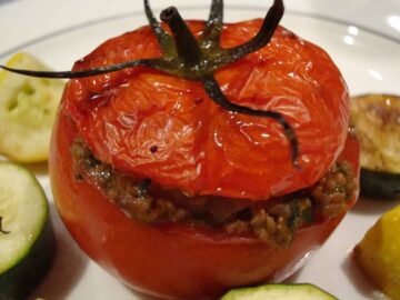 أكلة جديدة وروعة.. طريقة عمل الطماطم المحشية بالأرز في الفرن بطعم وتتبيلة روعة هتعمليها لعيالك كل يوم