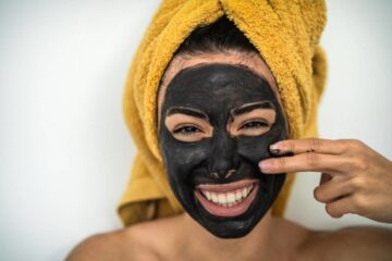 طريقة عمل صابونة الفحم لتفتيح لون البشرة والجسم وإزالة أي سواد أو بقع بشرتك هتبقى منورة 