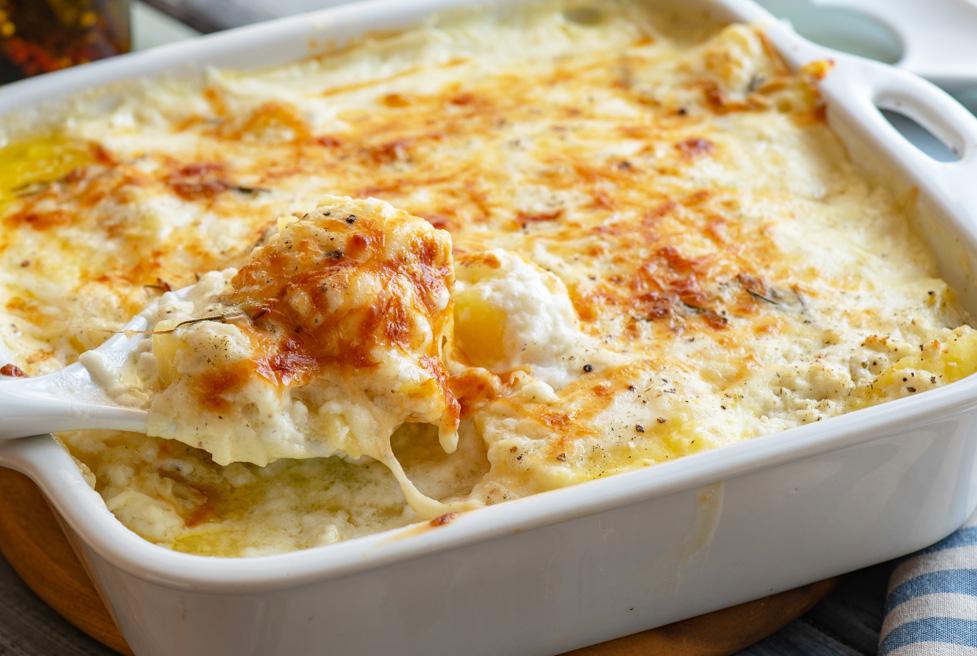 طريقة عمل صينية البطاطس بالبشاميل علي أصولها بدون لحم وبطعم خطير ومميز تقدم مع الأرز 6 طريقة عمل صينية البطاطس بالبشاميل علي أصولها بدون لحم وبطعم خطير ومميز تقدم مع الأرز