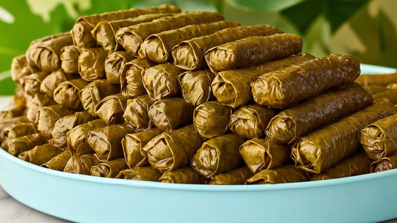 طريقة تحضير محشي ورق العنب في المنزل بخطوات سهلة وبسيطة