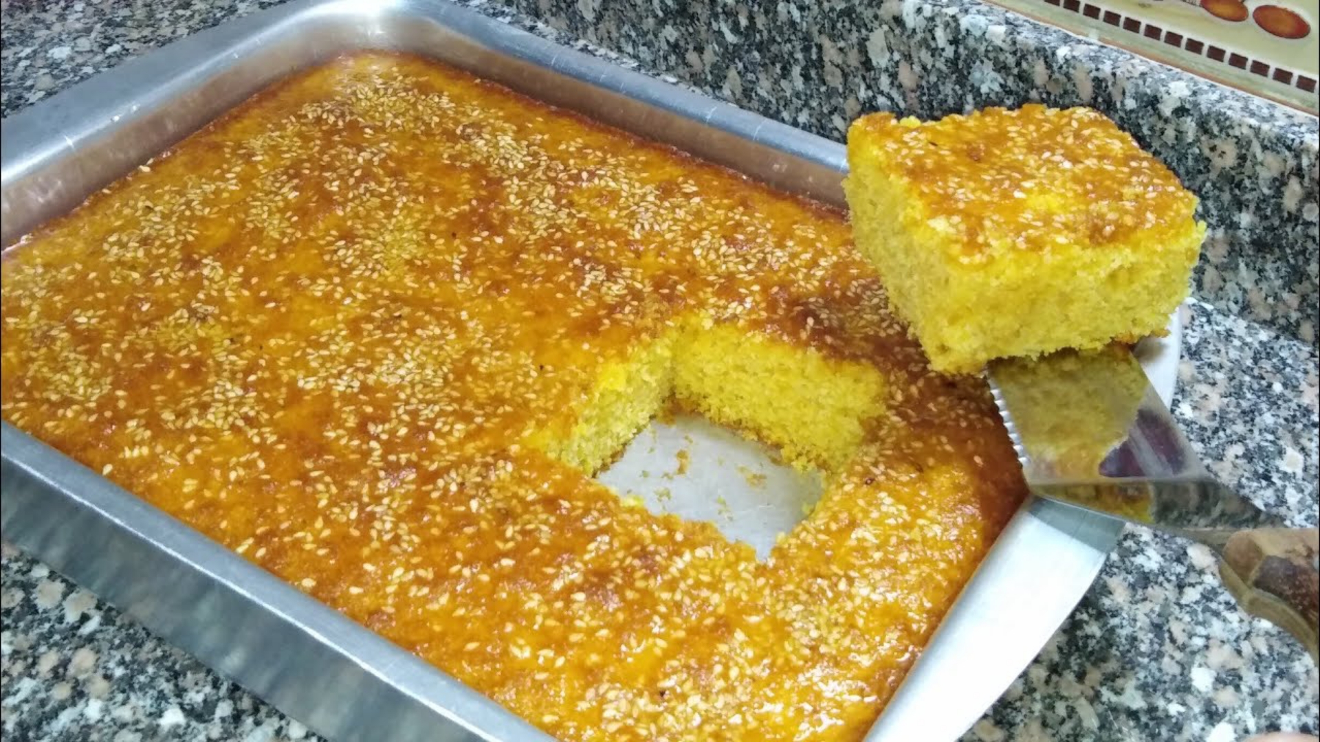 كيكة الذرة الهشة..حضريها في البيت بالمقادير المضبوطة وخطوات سهلة 6 كيكة الذرة الهشة..حضريها في البيت بالمقادير المضبوطة وخطوات سهلة
