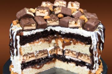 طريقة عمل سنيكرز كيك في المنزل بكل سهولة