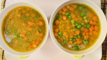 طعم تحفة ومميز.. طريقة تحضير شوربة لسان العصفور بالخضار في المنزل